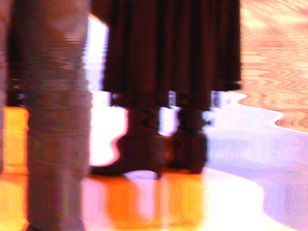 Dame mature en talons hauts - Mature in heels and long skirt. PET Montreal airport  - Reflet dans l'eau / Water reflection effect.
