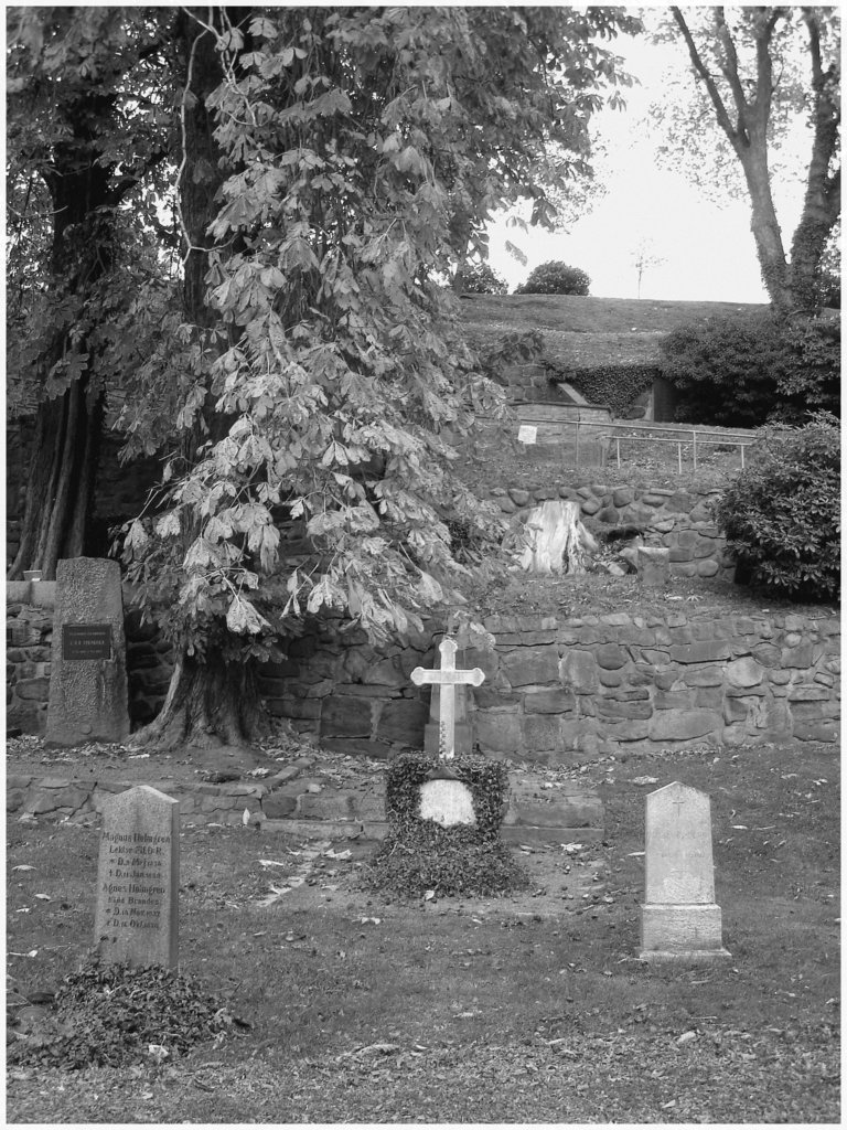 Cimetière de Helsingborg /  Helsingborg cemetery-  Suède / Sweden. - Down the hill in black & white- Au bas de la colline en noir et blanc.