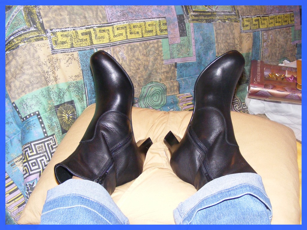 New high-heeled boots of my friend Christiane - Nouvelles Bottes à Talons Hauts de mon Amie Christiane - Avec permission.