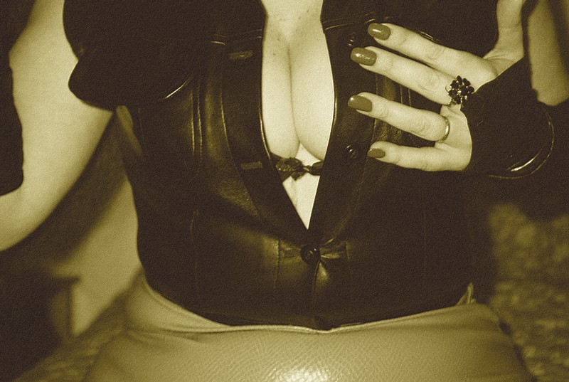 Lady Roxy -  Erotic hand and impeccable low-cut display -  Main érotique et décolleté impeccable / 31 mars 2009 - Sepia