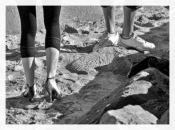 Ester's sandy candid shot -  Talons hauts dansant dans le sable-  Dancing in the sand- Avec  / With permission -  Photofiltre en noir et blanc  / In black & white
