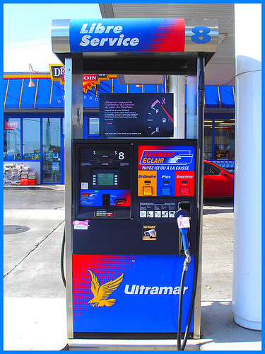 Ultramar -  Chaîne de stations-service au Québec /  Famous gas stations in Quebec, CANADA.  Dans ma ville - Hometown. 12 octobre 2008.