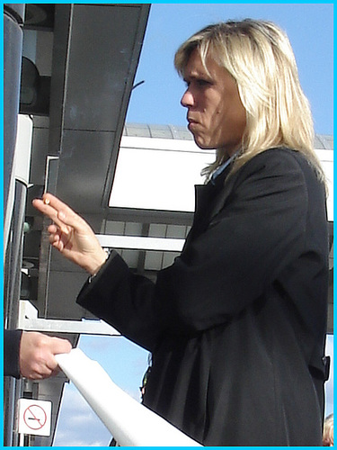 Hôtesse de l'air avec cigarette en main -  Flight attendant with a cigarette in hand - Montreal airport. 18 octobre 2008.