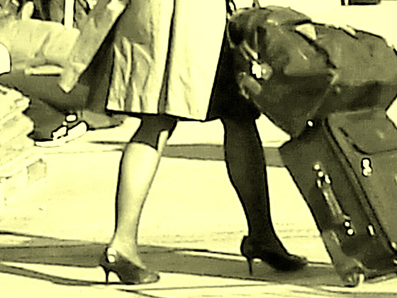 Belle rousse en talons hauts avec des jambes de Déesse - Redhead Lady in high heels with hot calves- Montreal PET Airport - Aéroport de Montréal-Photofiltre- Photo à l'ancienne.