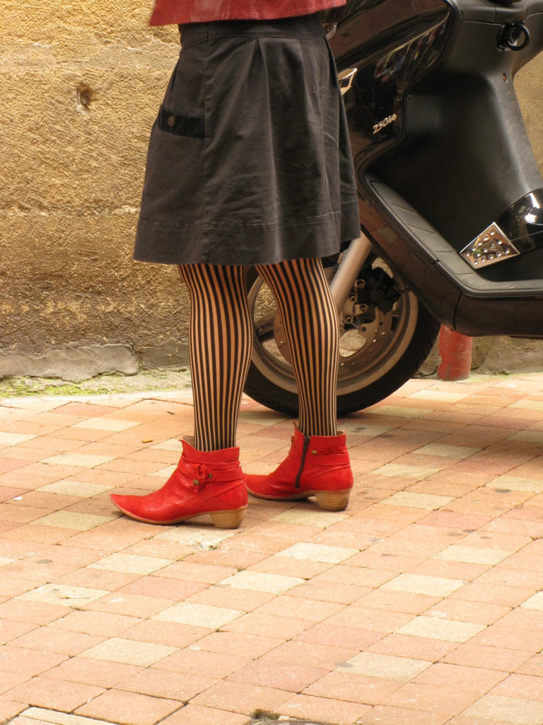 Photographe : Marie /  Endroit: Dans les alentours de Bordeaux - Avec permission -  - La Dame aux bas zébrés et bottes courtes à talons trapus