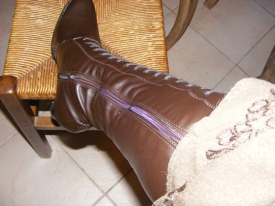 Mon Amie Christiane avec permission / Bottes lacées à talons hauts en cuir marron - Brown tied high-heeled boots.