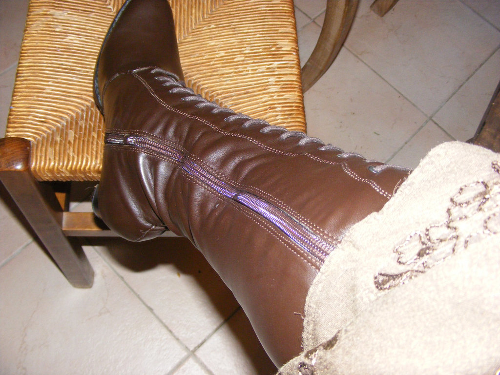 Mon Amie Chris avec permission / Bottes lacées à talons hauts en cuir marron - Brown tied high-heeled boots.