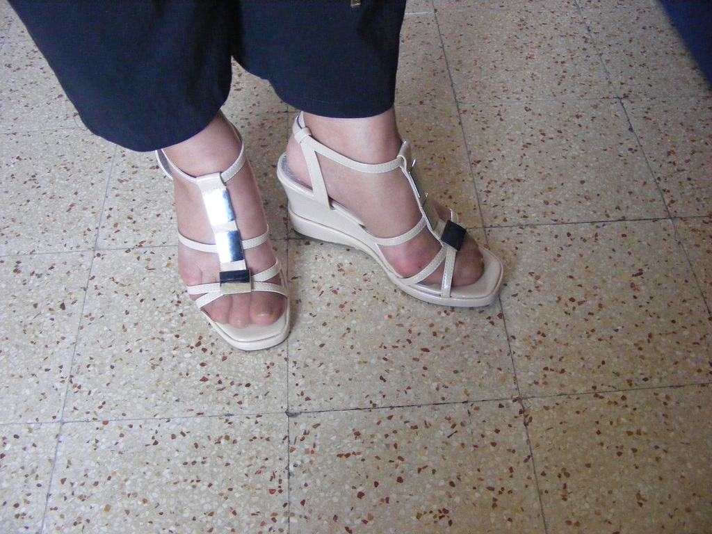 Christiane - New sexy sandals / Nouvelles sandales sexy- Avril 2009. Avec permission