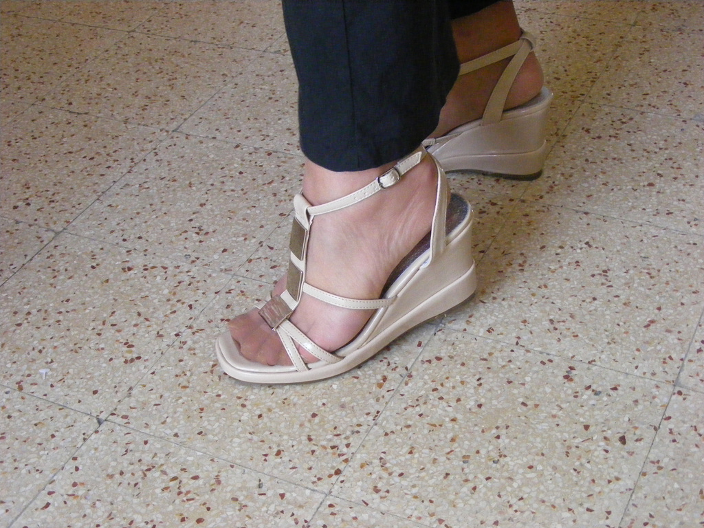 Christiane - New sexy sandals - Nouvelles sandales sexy- Avril 2009. Avec permission.
