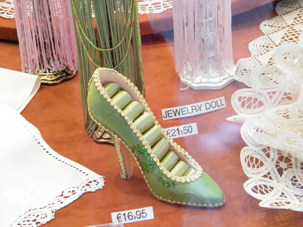 Chaussure érotique à talons hauts par Claudette en Belgique /  Shoes store window in Belgium by Claudette.  Avec / with permission.   - Original picture / Photo originale