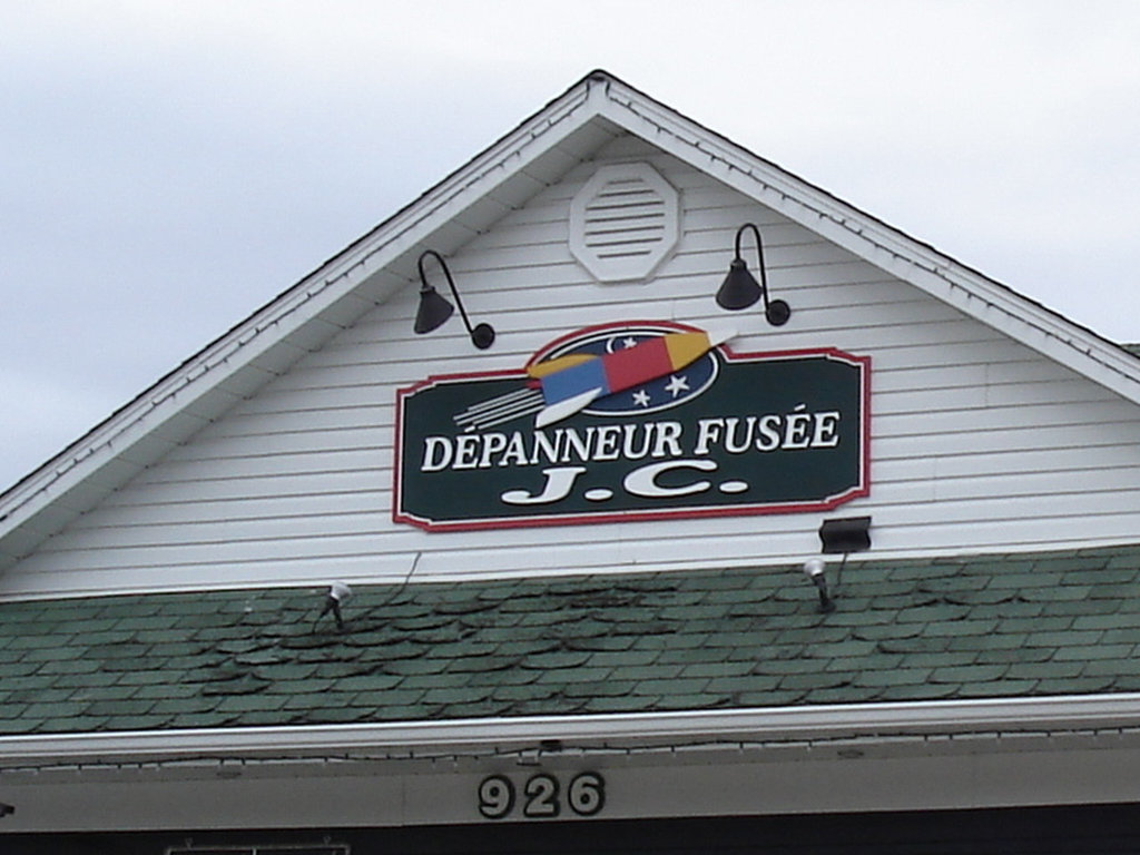 Dépanneur Fusée /  Rocket store -  South Bolton , Québec. CANADA.   28 mars 2010.