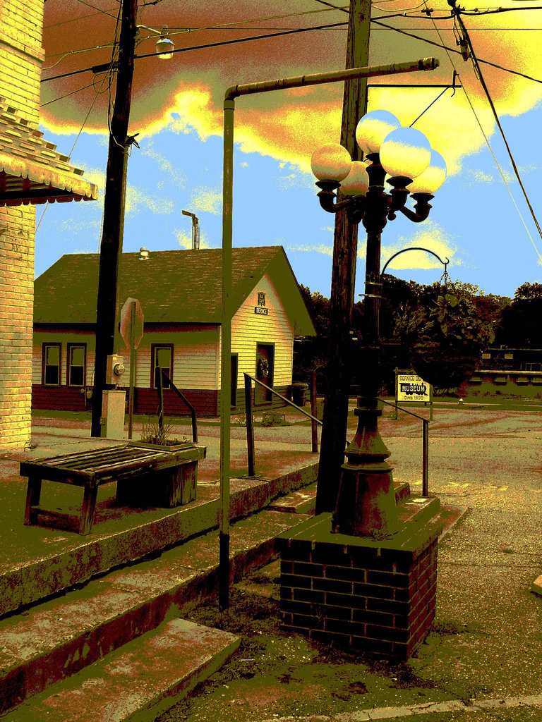 Bernice, Louisiane. 07-07-2010 -  Museum circa 1899 . Sepia postérisé et ciel bleu photofiltré
