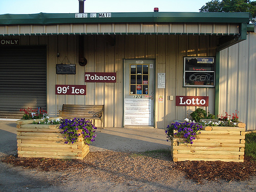 Glace, tabac  et loterie / Ice, tobacco and lotto - Jewett, Texas.. USA - 6 juillet 2010.