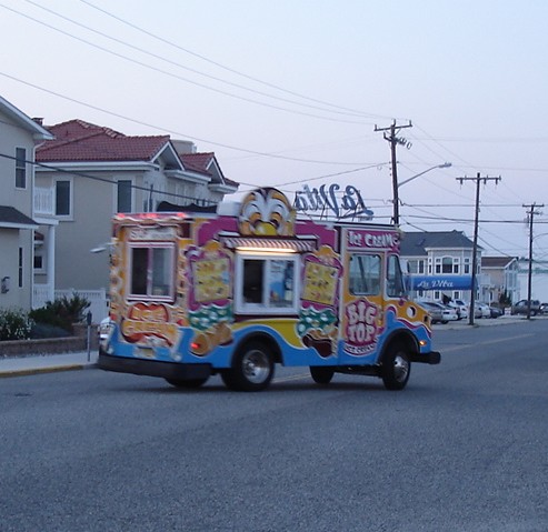 Big top ice cream truck / Camion crémeux - Wildwood, New-Jersey. USA .  18 juillet 2010 - Recadrage.