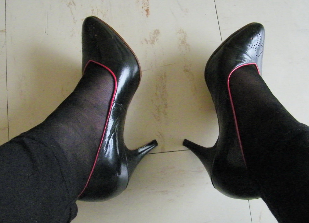 Lady Elido /  Fonteneau make elegant high heels shoes /  Superbes escarpins de marque Fonteneau - Avec / with permission.  18 novembre 2010.