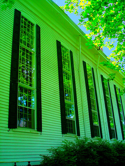 Église / Church - Mendham, New-Jersey (NJ). USA - 21 juillet 2010 - Couleurs ravivées avec ciel bleu photofiltré.