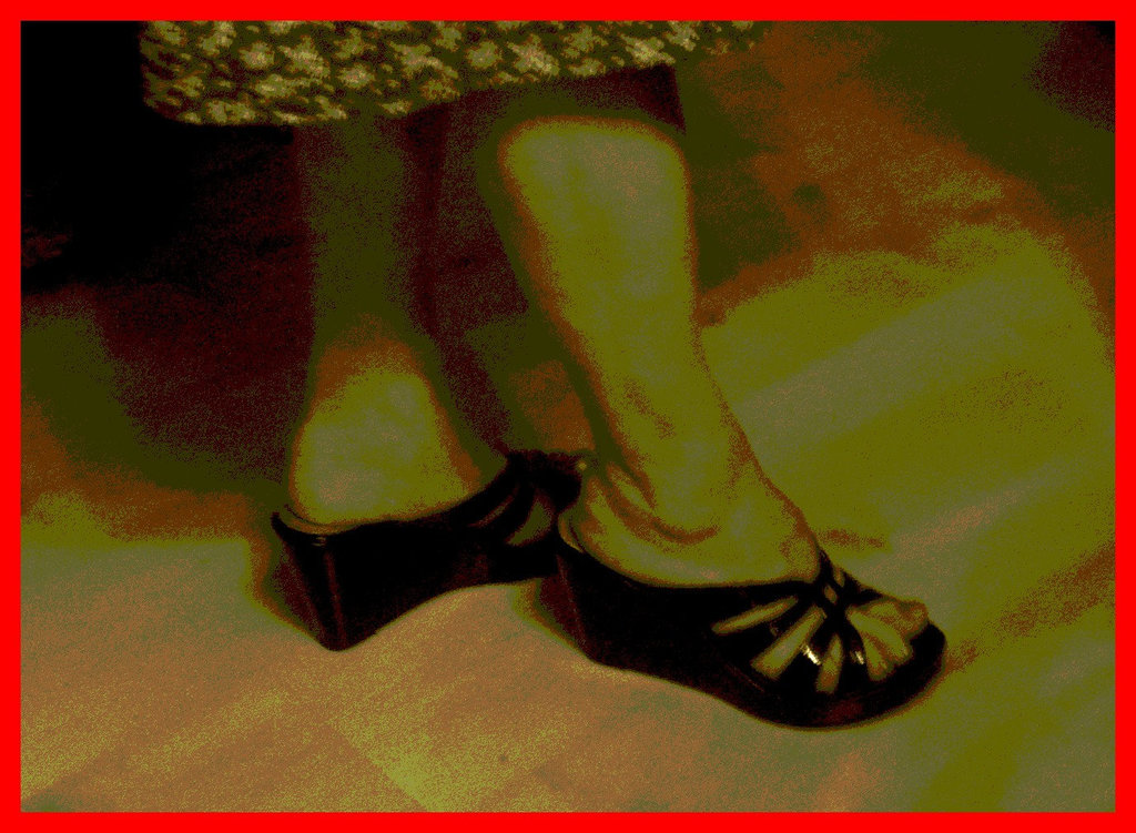 New shoes / Nouvelles chaussures - Mon amie Christiane / My friend Christiane - Recadrage - Sepia postérisé