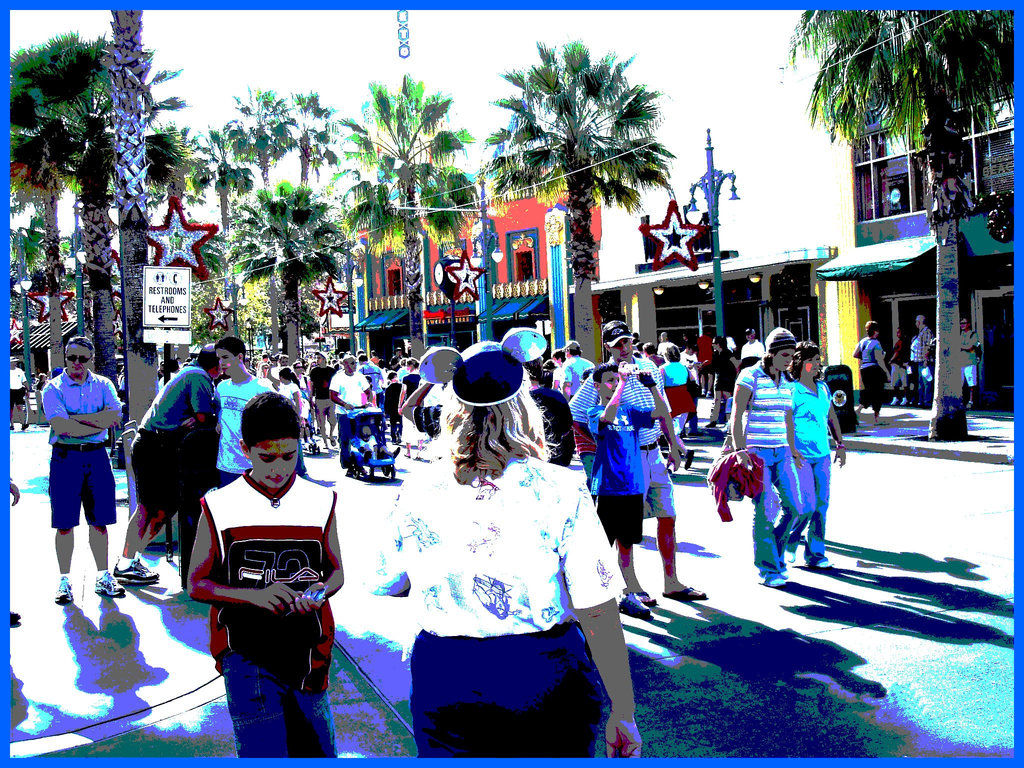 Fesses dodues et chapeau Mickey mouse - Chubby bum and Mickey mouse's ear hat- Disneyworld- Orlando, Florida - USA -  30 décembre 2006 -  Version postérisée