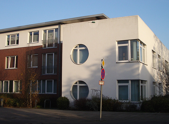 ein Architekturbüro mit Eck- und runden Fenstern