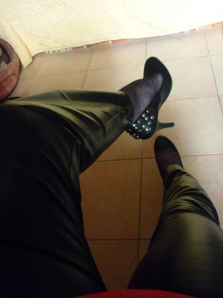 Lady 70 /  Escarpins et pantalons de cuir - Leather pants and high heels /  29 décembre 2011