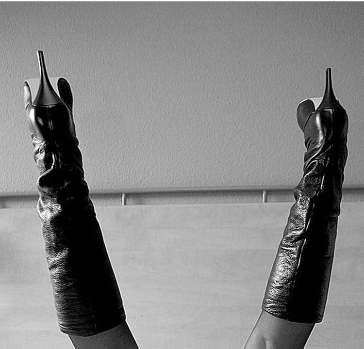 Lady Annick teasing us in high-heeled boots / La sensuelle Dame Annick nous provoquant avec ses bottes de cuir à talons hauts - 3 janvier 2012 /  Photo originale