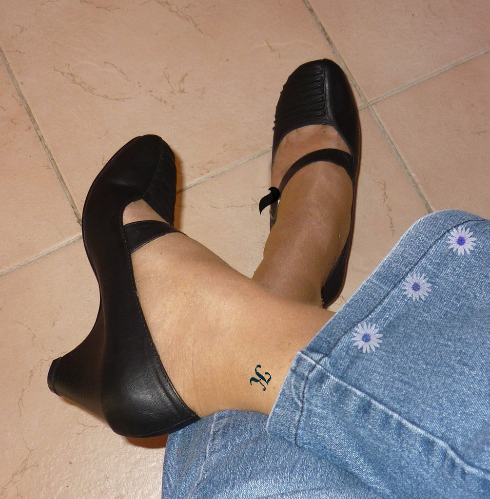 Christiane en talons hauts / In high heels - Tatouage K sur cheville / Ankle K tatoo - Photo originale  - Recadrage