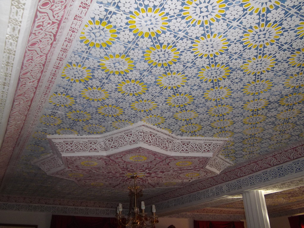 plafond sculpté et coloré manuellement.