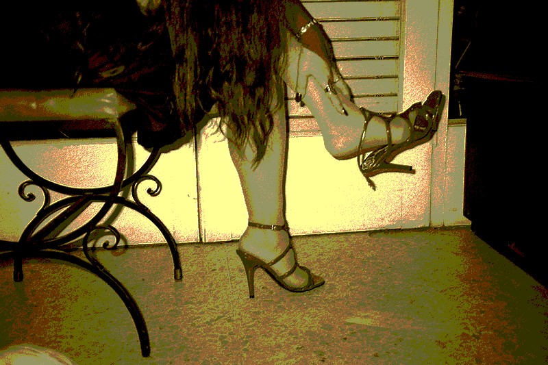 Lady Roxy's high heels dangle / Lady Roxy en talons hauts - 30 mars 2009 / Sepia postérisé