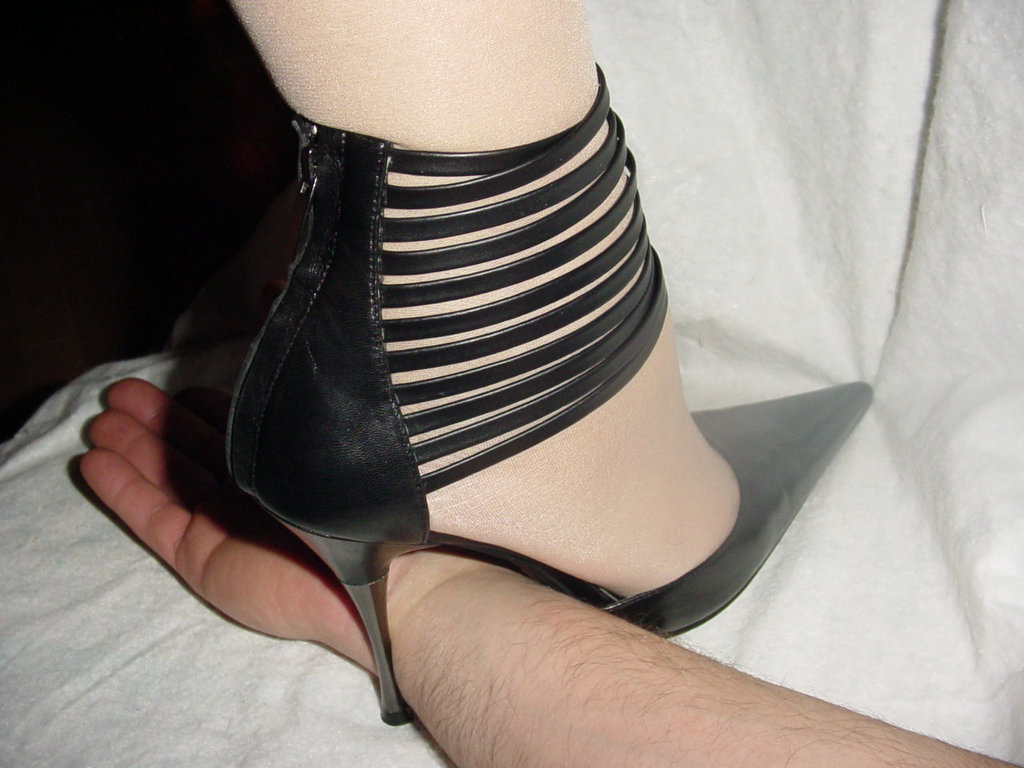 Lady Caliente écrase en talons hauts !! Hand trampling in high heels - 1er janvier 2006