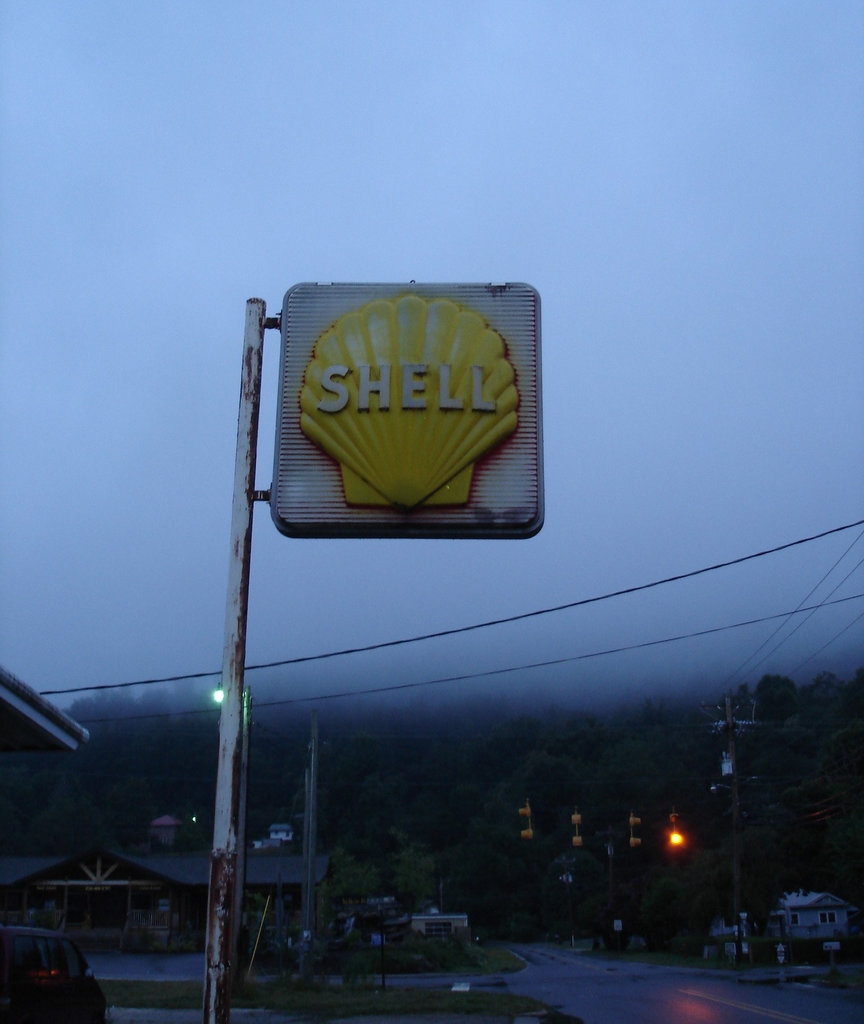 Shell sign  / Essence en hauteur - 13 juillet 2010