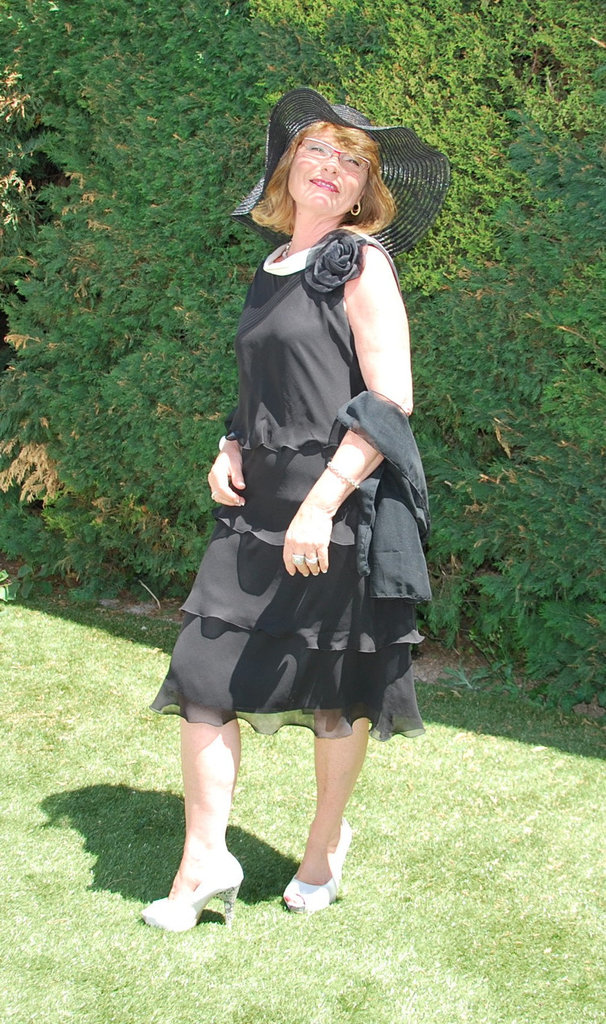 Dame Martine en talons hauts / Lady Martine in high heels  - Photo originale / 9 juin 2011 - Recadrage