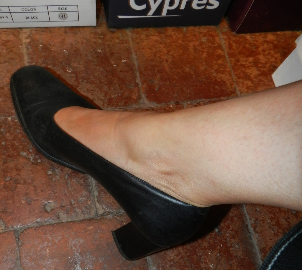 Madame Christine en talons hauts / Lady Christine's high heels close-up - 25 août 2012.