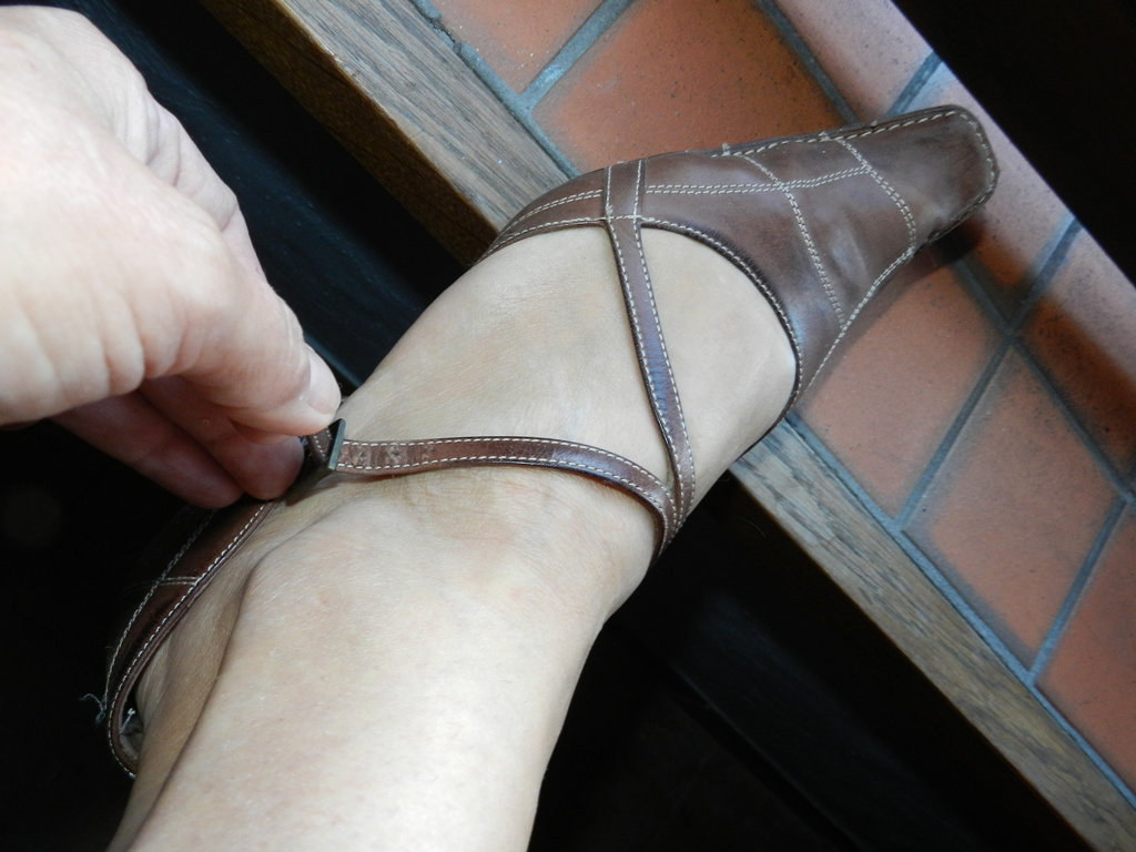 Madame Christine en talons hauts / Lady Christine's high heels close-up - 25 août 2012.