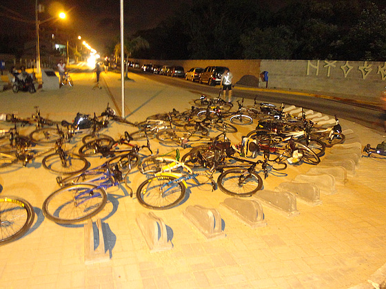 Bicicletas ao chão em protesto contra bicicletário inadequado instalado no Campeche.