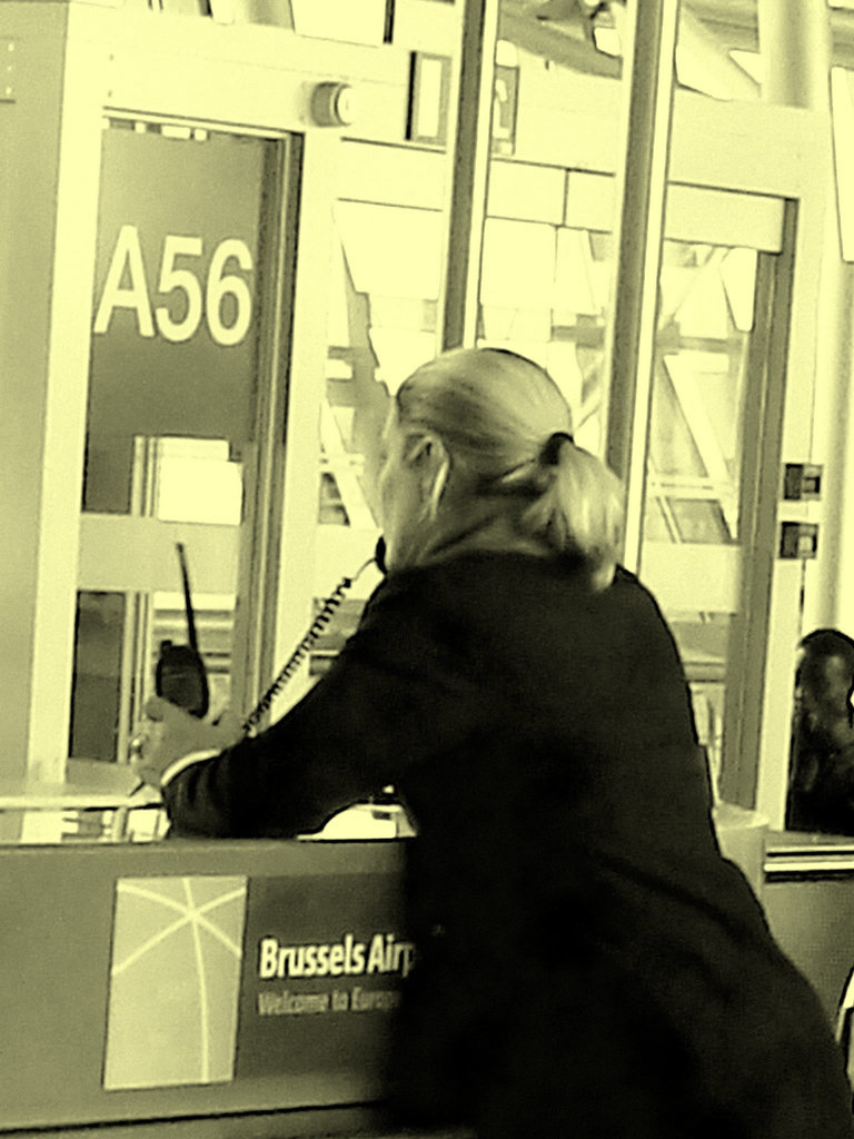 A56 blond Lady at the phone /  La blonde A56 au téléphone - Aéroport de Bruxelles - 19 octobre 2008. - À l'ancienne