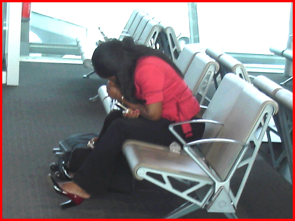 Black Lady in black & red hammer heels -  Noire sexy en beaux souliers à talons hauts rouge & noir  - Aéroport de Bruxelles.