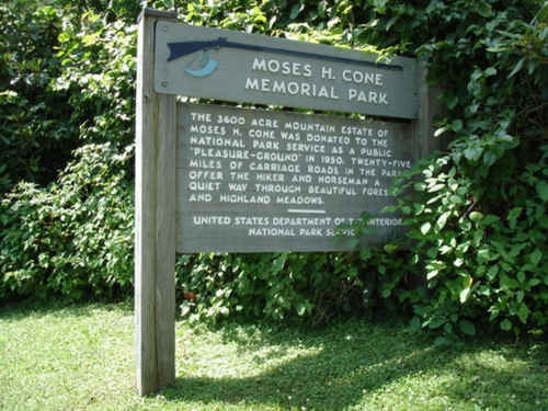Moses H. Cone Memorial Park sign entrance / Carabine de bienvenue....
