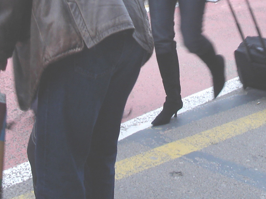 Paire de fesses masculines & Bottes à talons hauts / Mature man bum front park exposure & High-heeled boots - 19 octobre 2008.