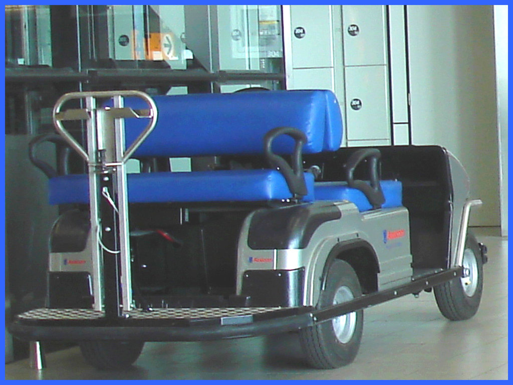 Blue shuttle cart - Navette interne bleue -  Shiphol airport -  October 19th 2008.