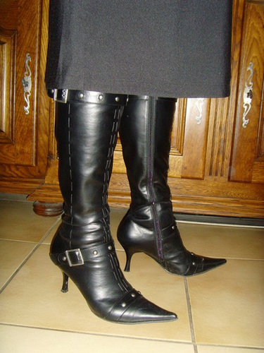 Marie !!!  Bottes à talons hauts et jupe / Leather high-heeled boots - 22 décembre 2008 / L'originale.