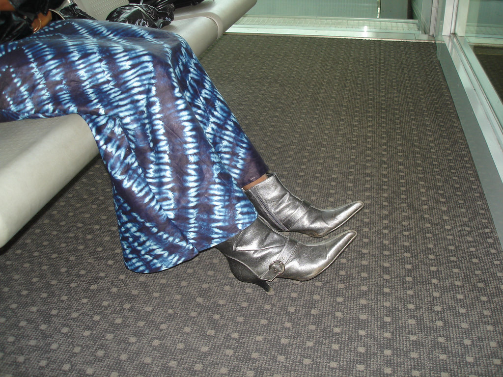 Jolie jeune Dame noire en bottes courtes à talons hauts - Black Lady in short high heeled boots-  Brussels airport- October 19th 2008 - With permission