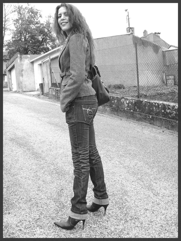 Beauté Suprême en jeans et Bottes à talons aiguilles vertigineux. Supreme beauty in rolled-up jeans and stiletto Boots- With permission / Avec permission