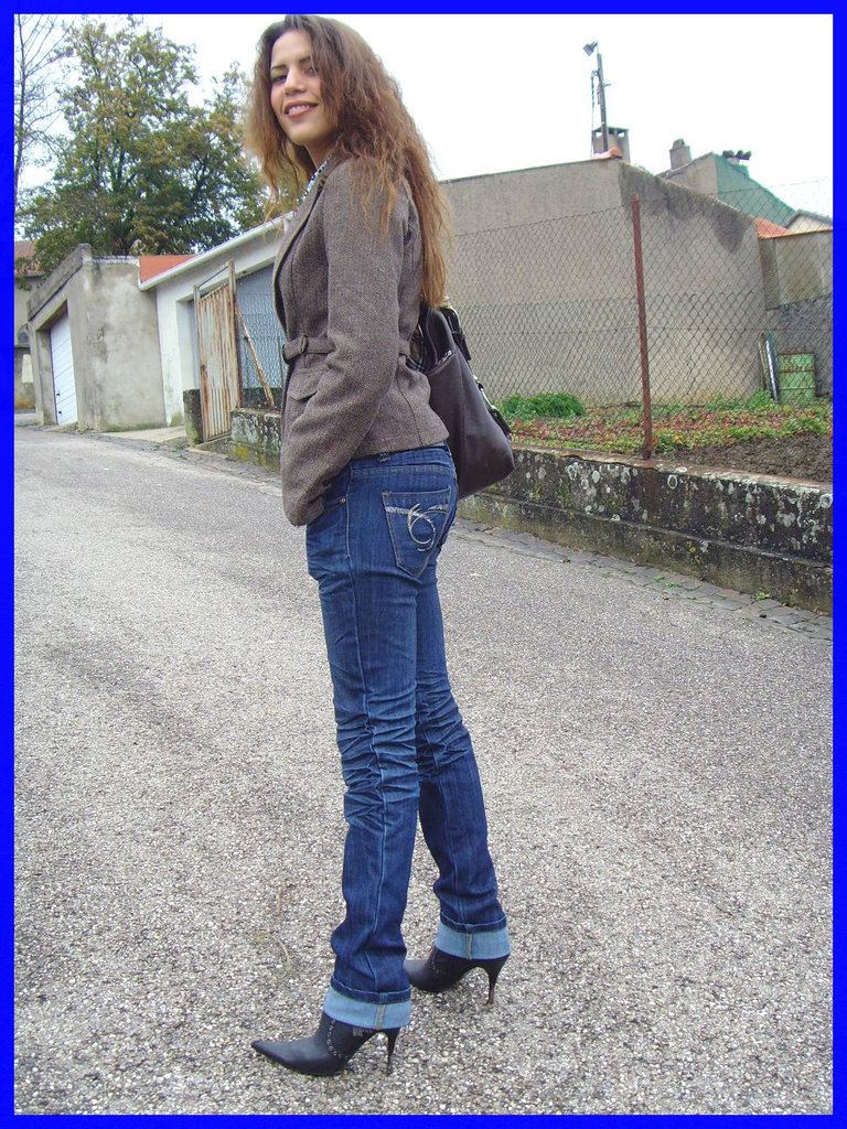 Beauté Suprême en jeans et Bottes à talons aiguilles vertigineux. Supreme beauty in rolled-up jeans and stiletto Boots- With permission / Avec permission