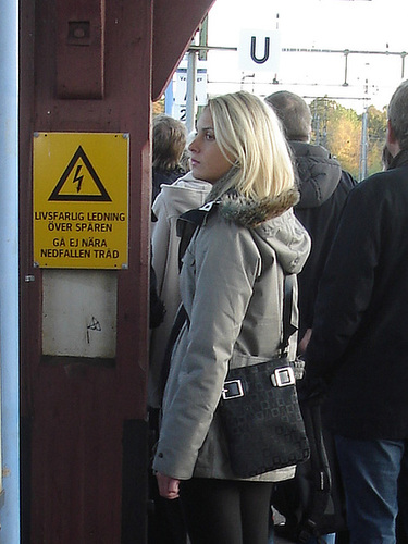 Electric Swedish blonde in chunky heeled boots /  Suédoise blonde électrique en bottes de cuir à talons trapus -  Ängelholm / Suède - Sweden.  23 octobre 2008