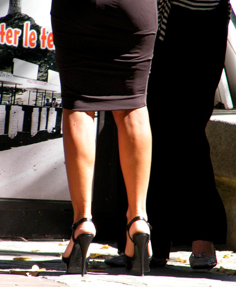 Dame hautement juchée / Lady in high heels - Ajaccio, Corse / 15 septembre 2010 - Photographe Claudette.