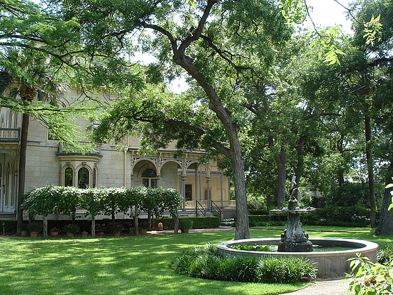 The fountain house / La maison à la fontaine - King Williams area / San Antonio, Texas. USA - 29 juin 2010.