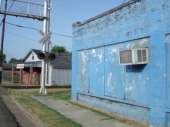 The Brickhouse / Railroad crossing blue palace / Palais bleu de chemin de fer - Indianola, Mississippi. USA - 9 juillet 2010