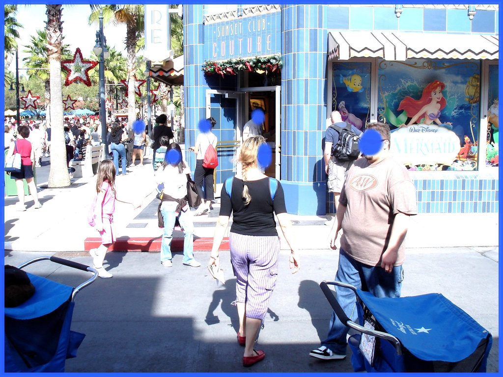 A & W Big son coming back from the shit evacuation - Disney Horror picture show - Le fils dodu revenant des WC / Disneyworld, Florida. USA / 3 janvier 2006 - Visages bleux anonymes / Anonymous blue faces