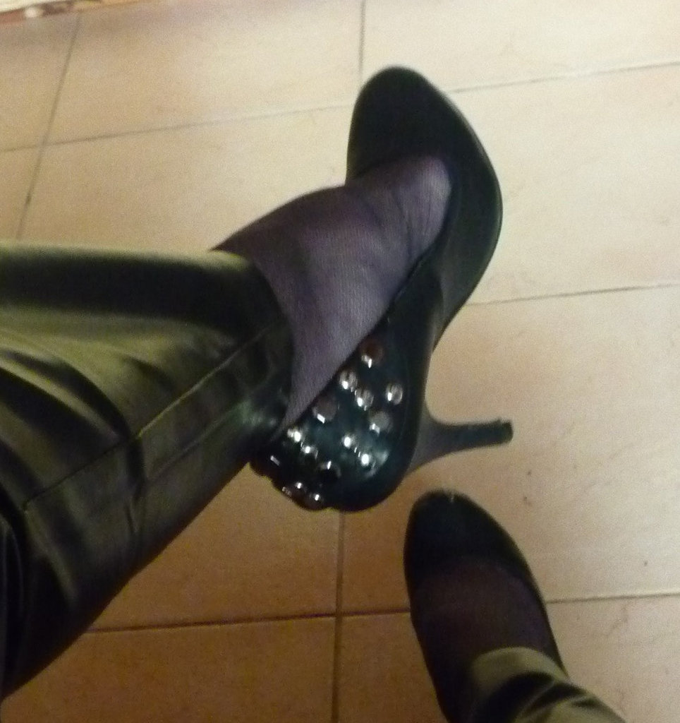 Lady 70 /  Escarpins et pantalons de cuir - Leather pants and high heels /  29 décembre 2011 -  Recadrage