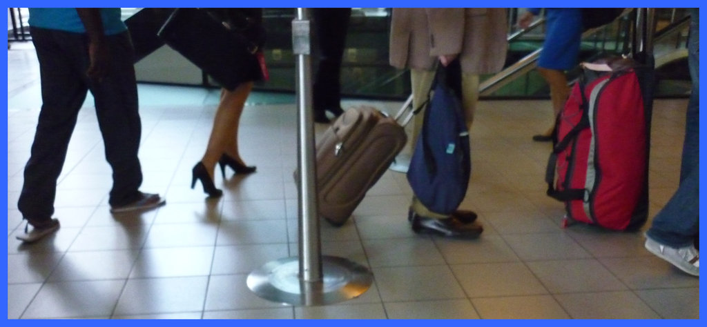 Embarquement en talons hauts / Boarding in high heels  - Airport / Aéroport de Schiphol airport - 9 juillet 2011